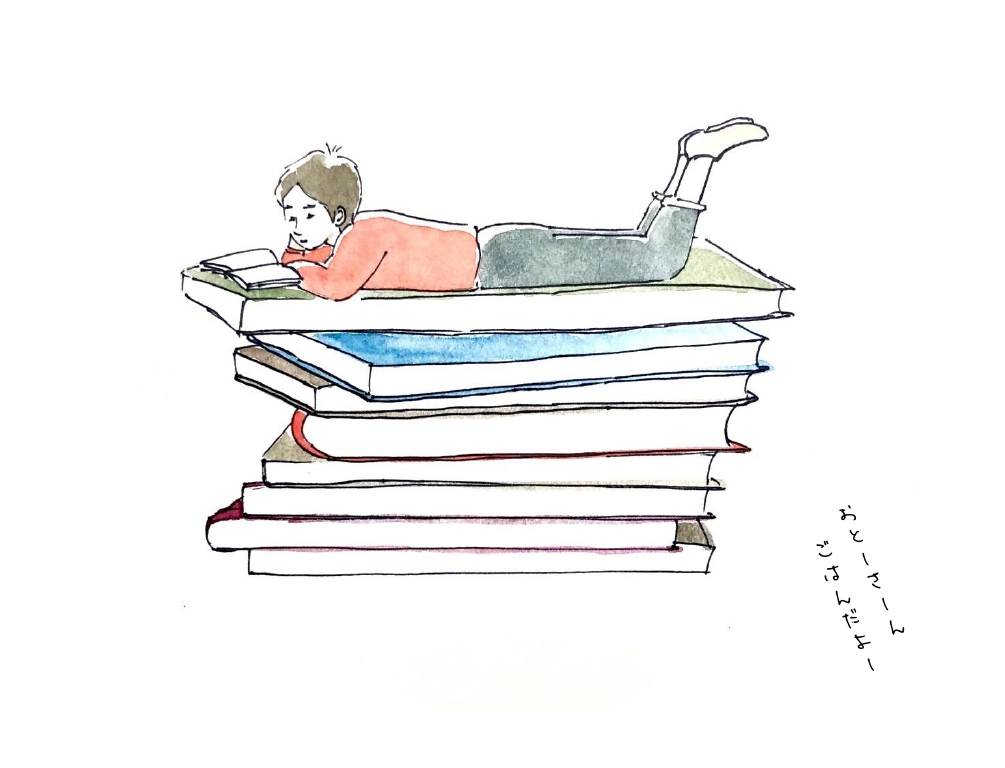 重なった本の上に寝転がって本を読む人